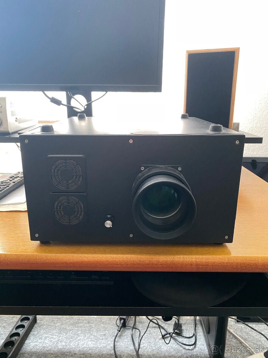 Predám DIY projektor (2K) – upgrade na 4K/8K