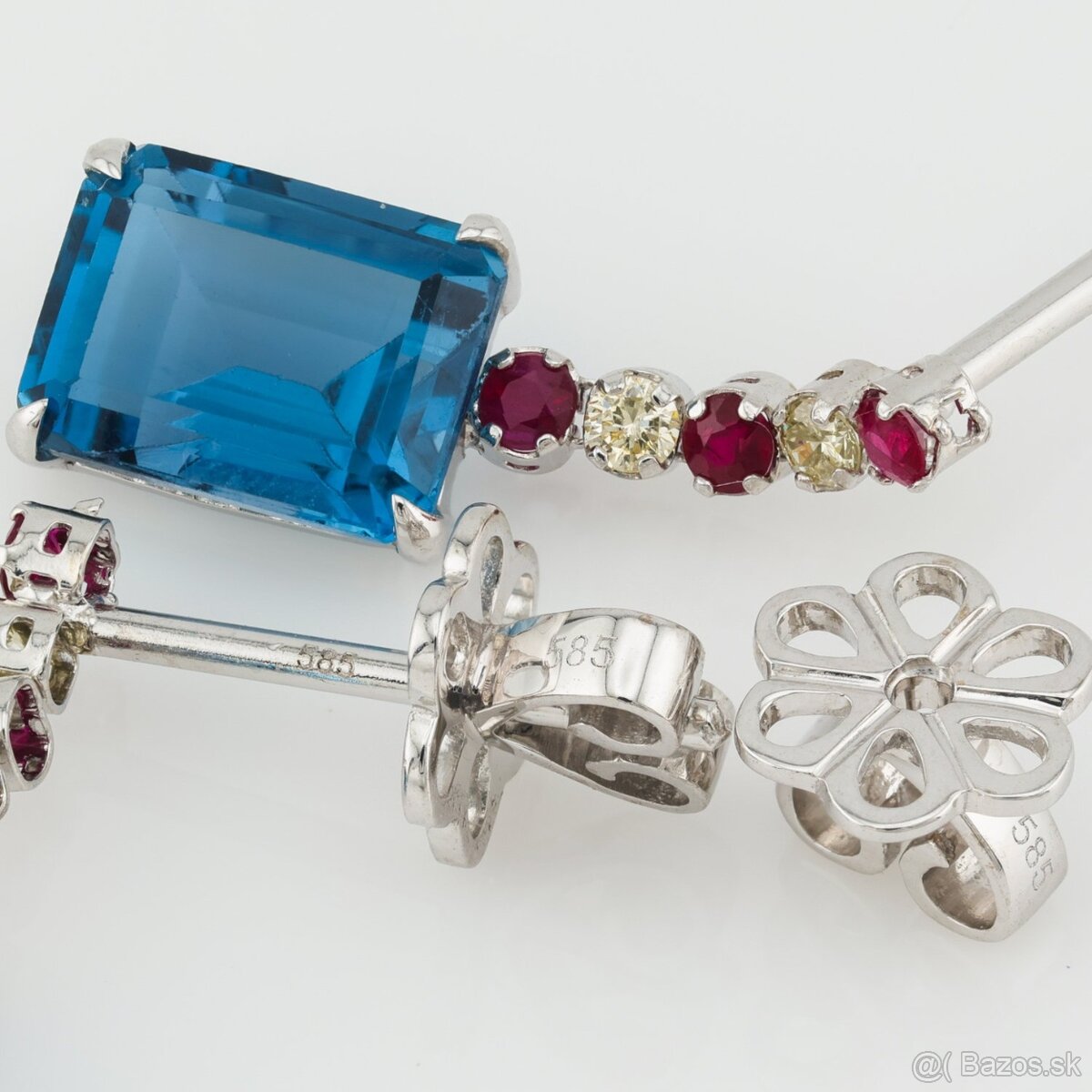 Zlaté náušnice s modrým topásom, rubínmi a diamantmi