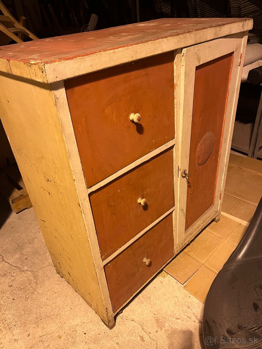 Komoda stará retro zachovala drevo