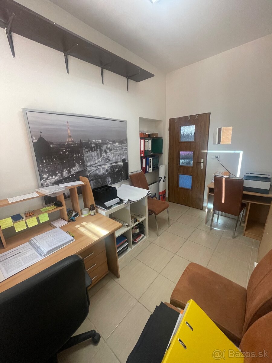 Kancelária / priestor v centre Malaciek na prenájom.