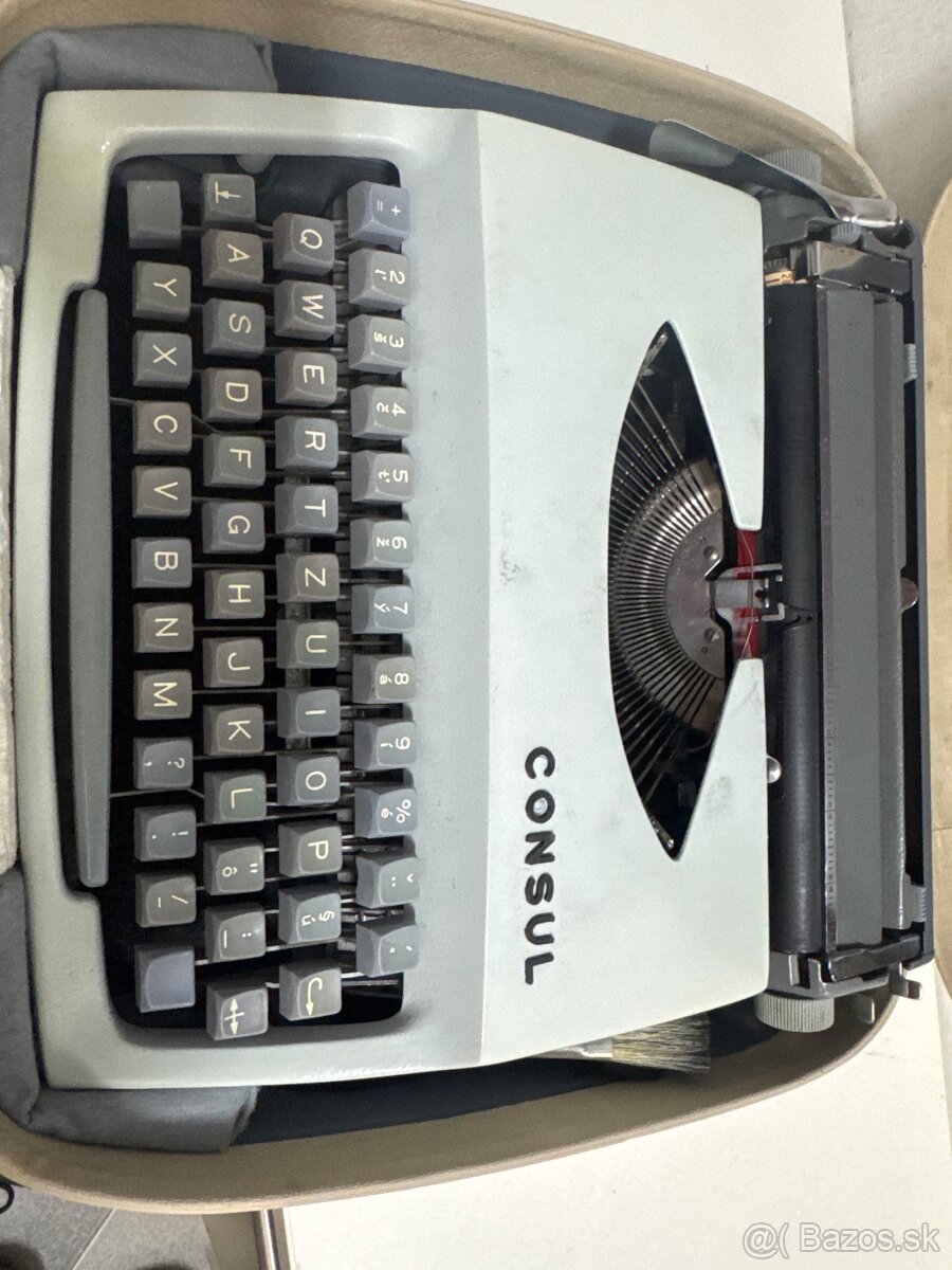 Kufríkový písací stroj Consul 231,3