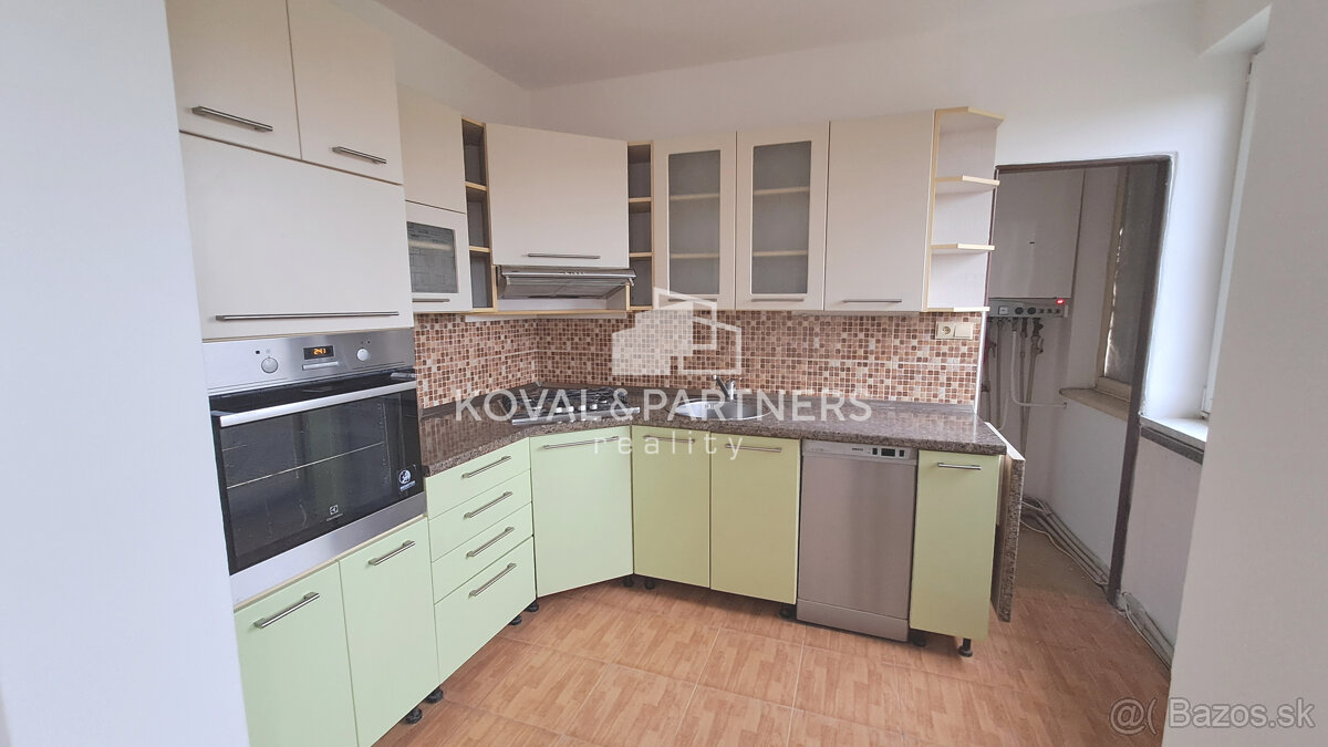 4-izbový byt s garážou a balkónom, 3D obhliadka, Choča
