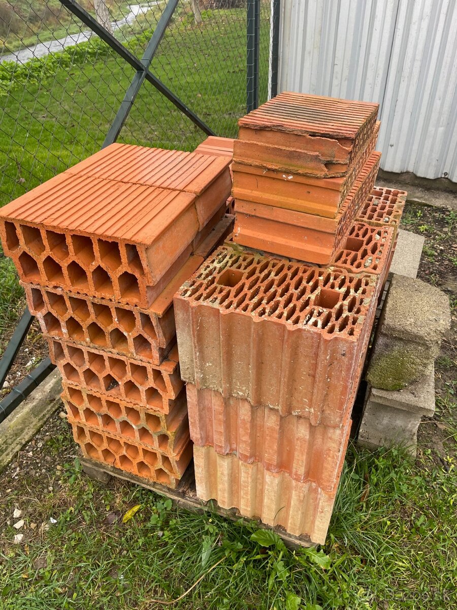 Predám tehly + betónové striešky