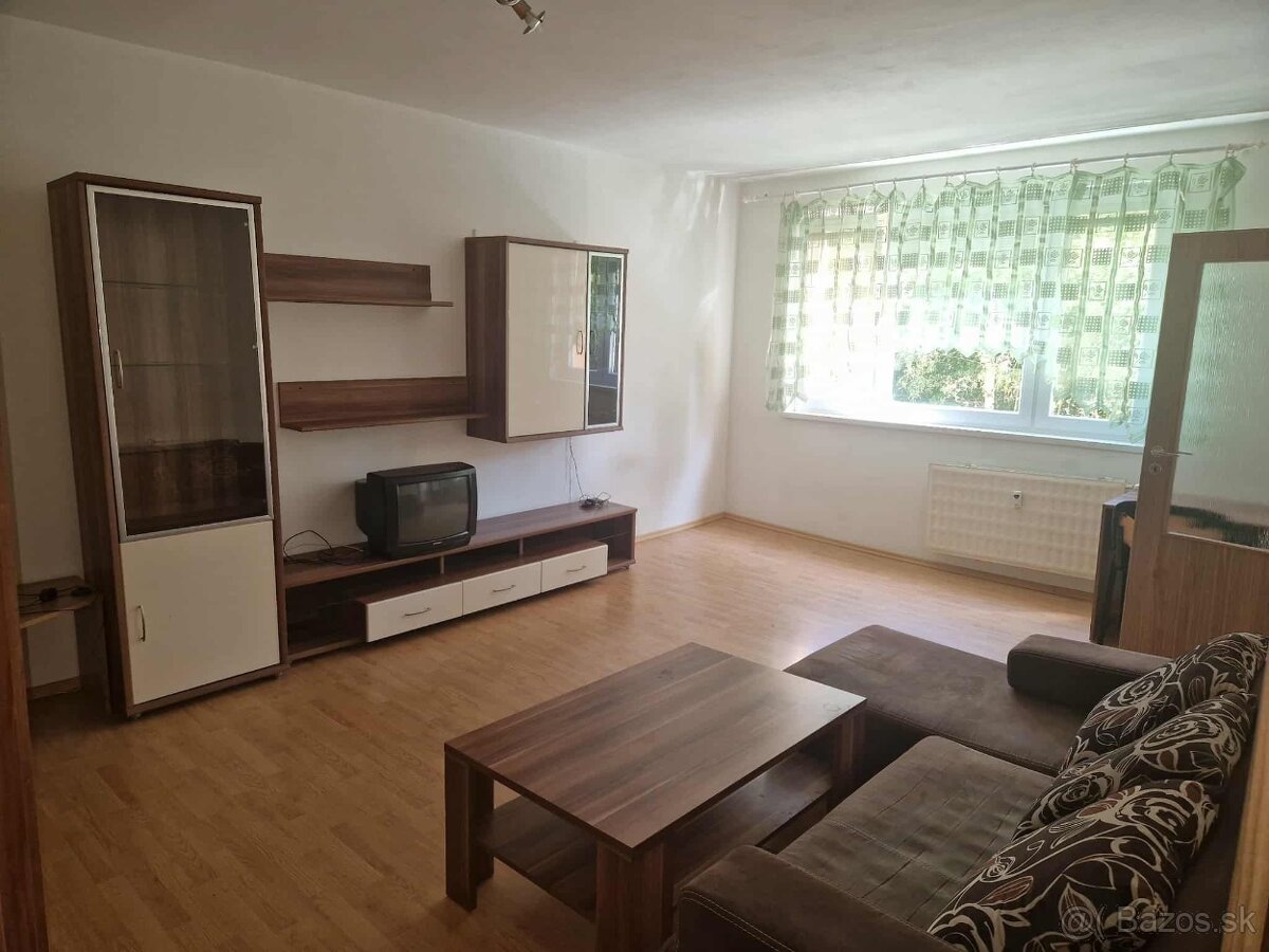 Na prenájom izbový byt s balkónom Handlová