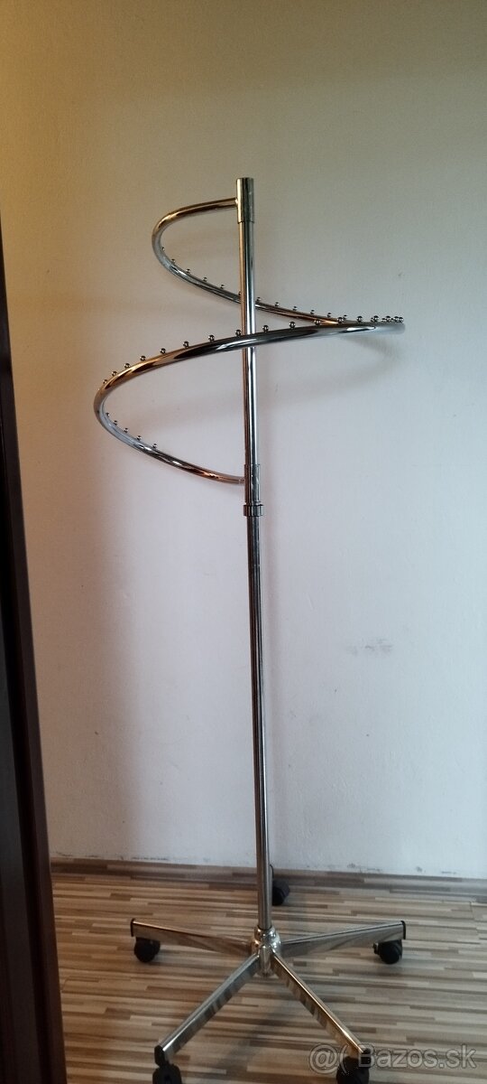 Nerezový kruhový vešiak na oblečenie na kolieskach