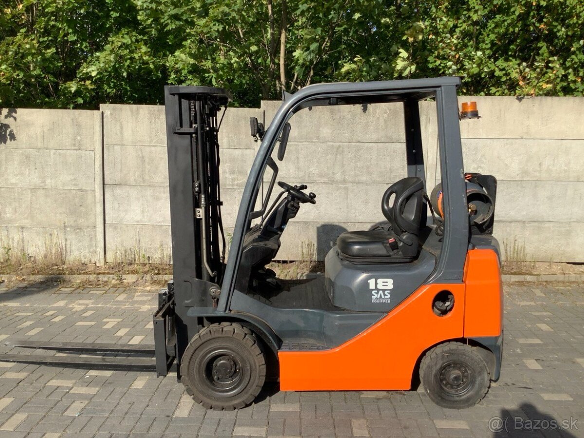 Toyota 8FG18 BENZÍN / LPG, Triplex 4,5 m, Váhy