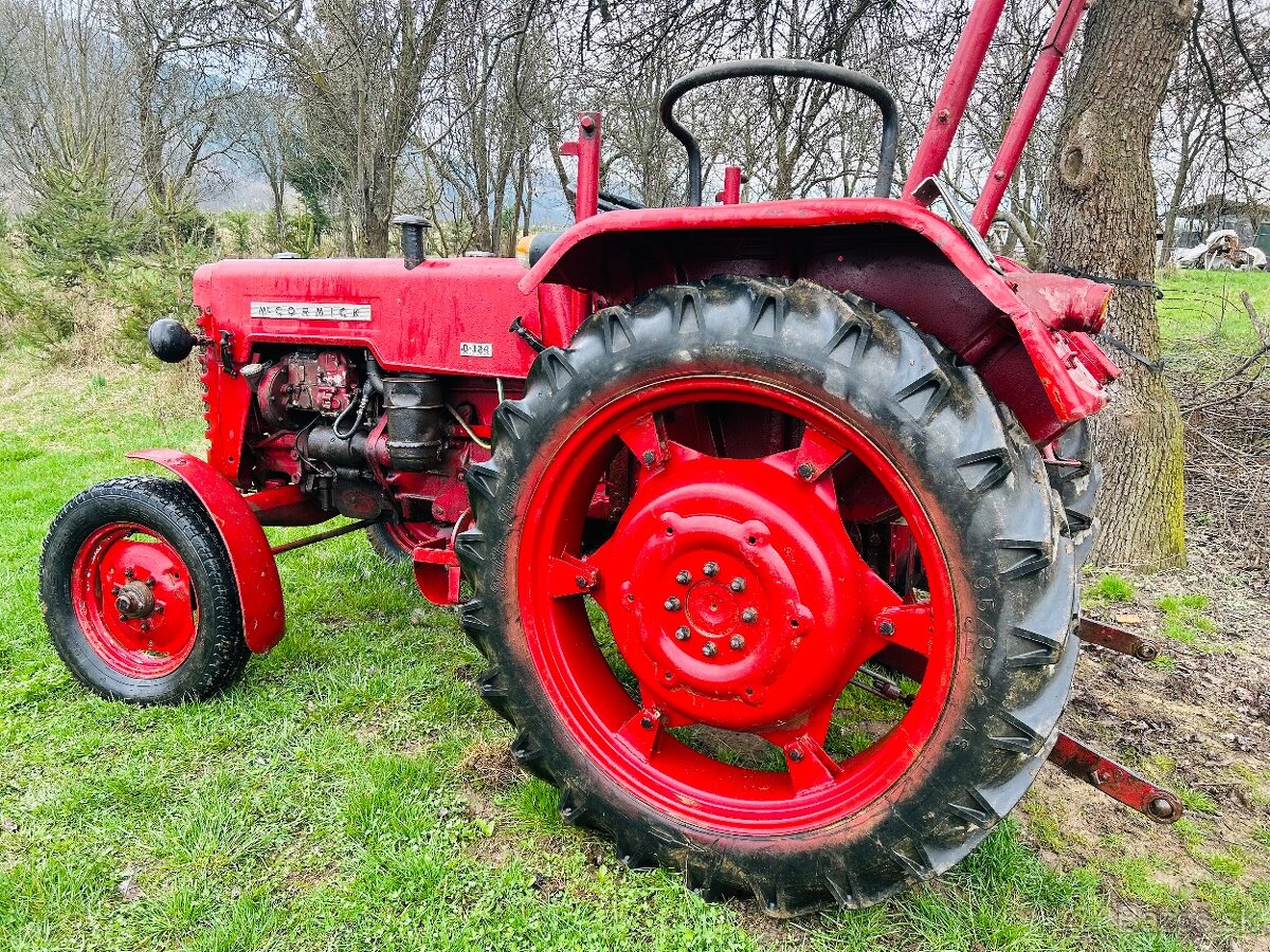 Traktor veterán MC CORMIC 1960