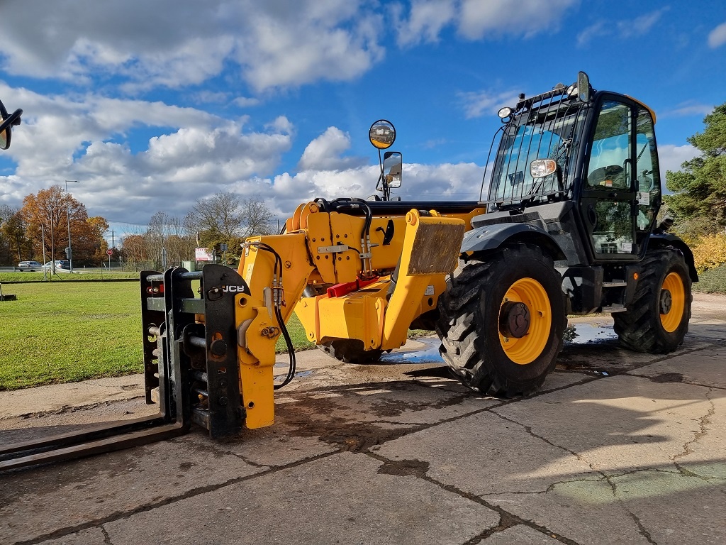 JCB 540-140 klimatizace, vyrovnávání Sway, hydraulické vidle
