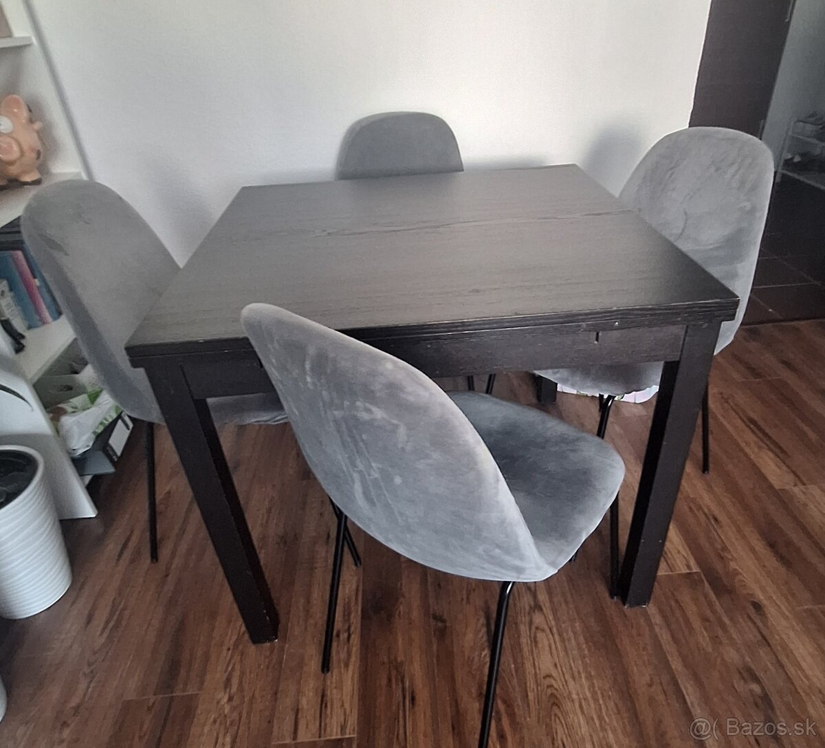 Jedálenský rozkladaci stol so stoličkami