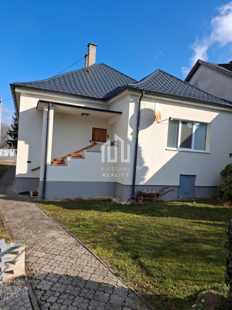 Na predaj 4i RD v obci Banka pri Piešťanoch