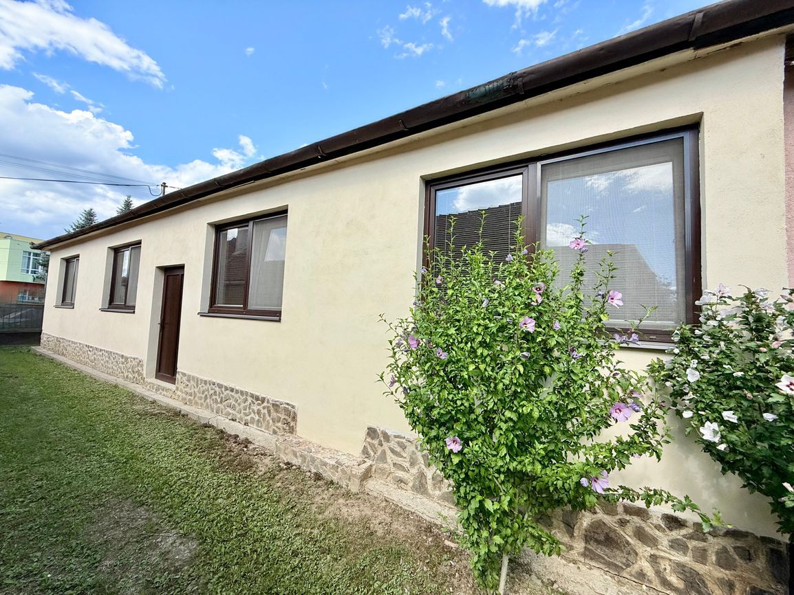 BUKOVEC - 4 IZBOVÝ RD V DOBROM STAVE POZEMOK 1.104 M2