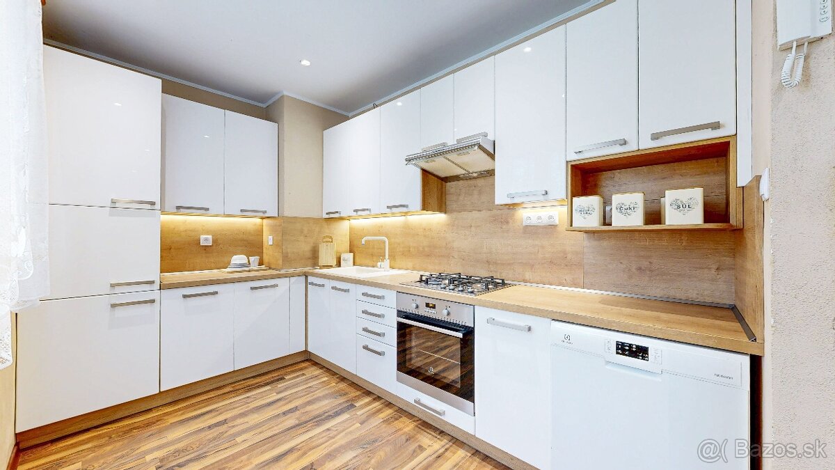 ŠACA - pekný 3 izbový zariadený byt ul. Železiarenska, 64 m2