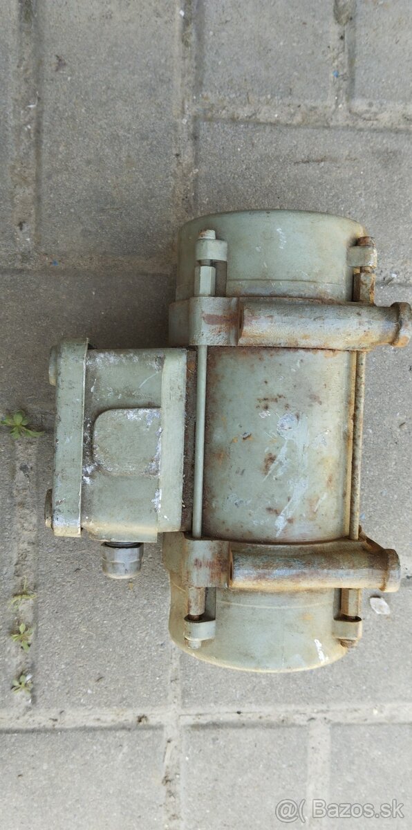 Vibračny motor