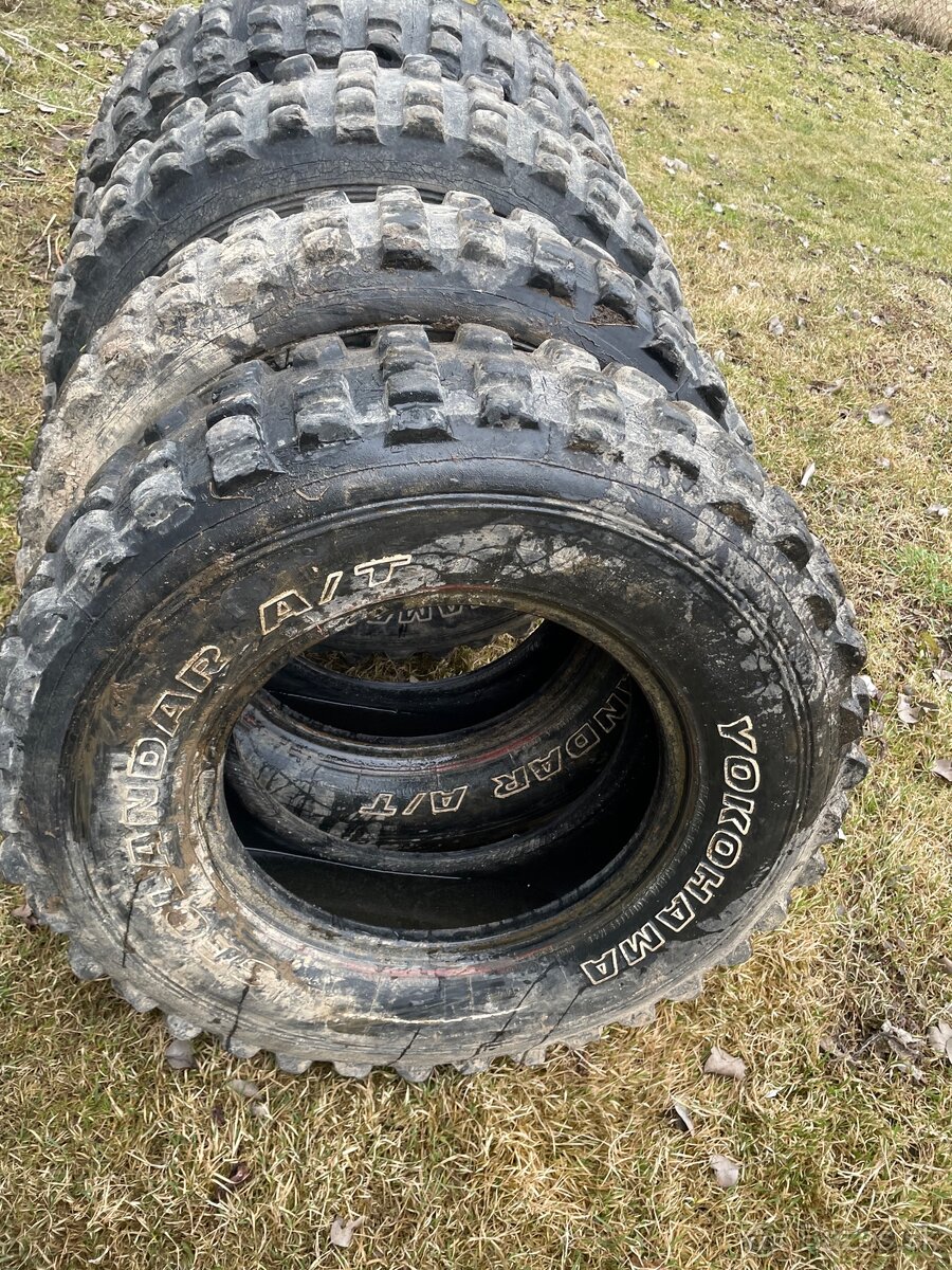 Predám teréne pneu 215/80r15