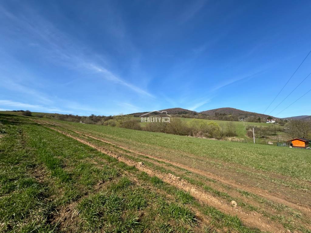 Znížená cena.Na predaj rekreačný pozemok 2418 m2 v Hornom Sr