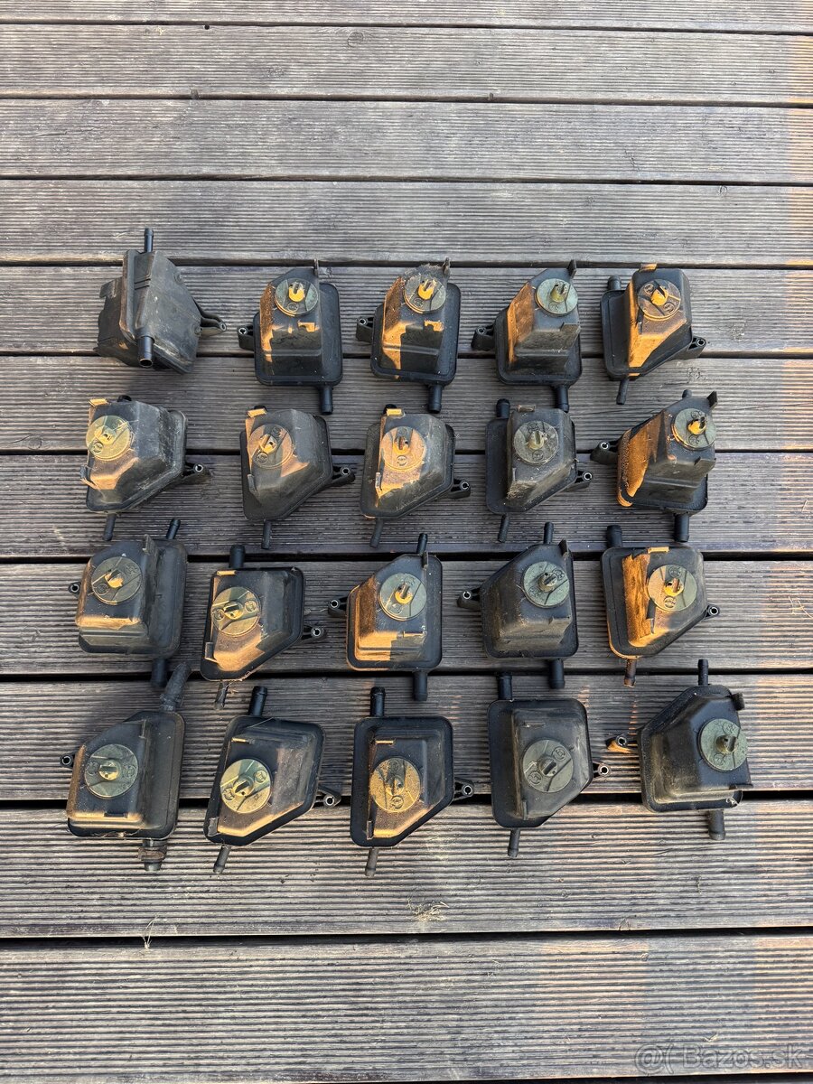 Nádobky na olej servoriadenia