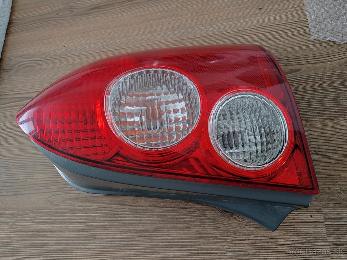 Mazda 323f zadné svetlá