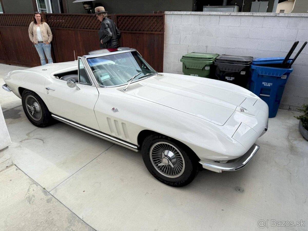 Chevrolet Corvette C2 Convertible z roku 1965.