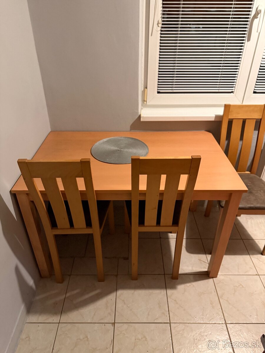 Jedálenský stôl a stoličky