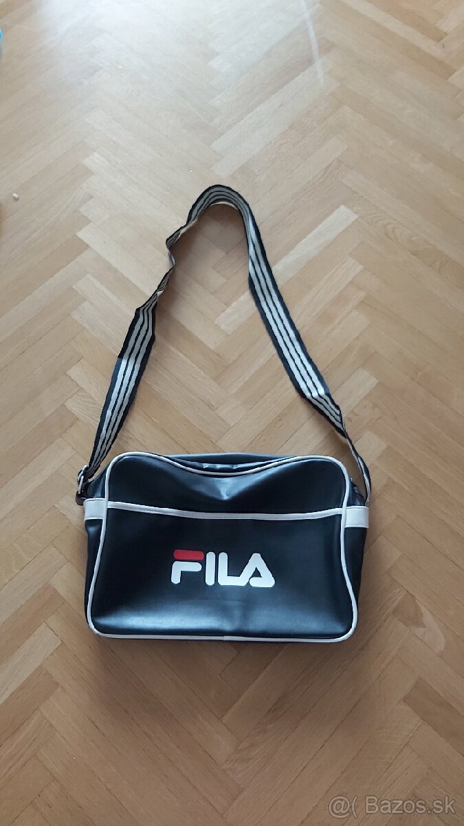 Športová taška cez rameno od značky Fila.