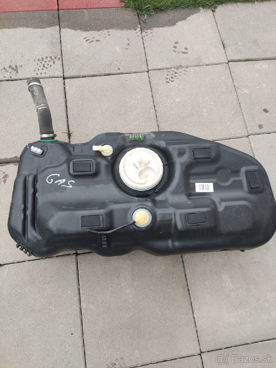 Palivová nádrž na Opel Corsa D