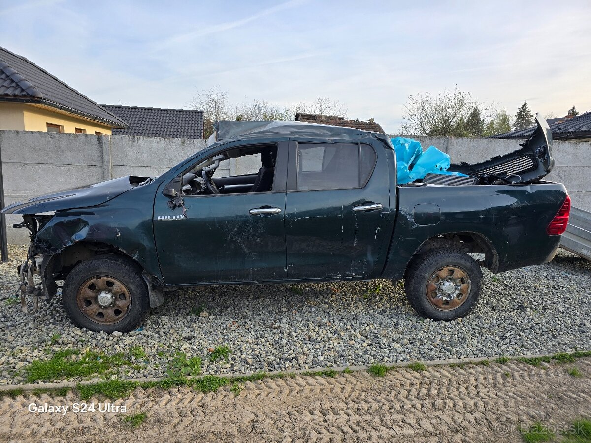 Predám havarovanú Toyotu Hilux 2.4D, 110kW