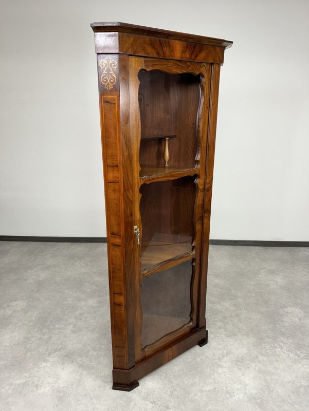 Rohová vitrína v Biedermeier štýle