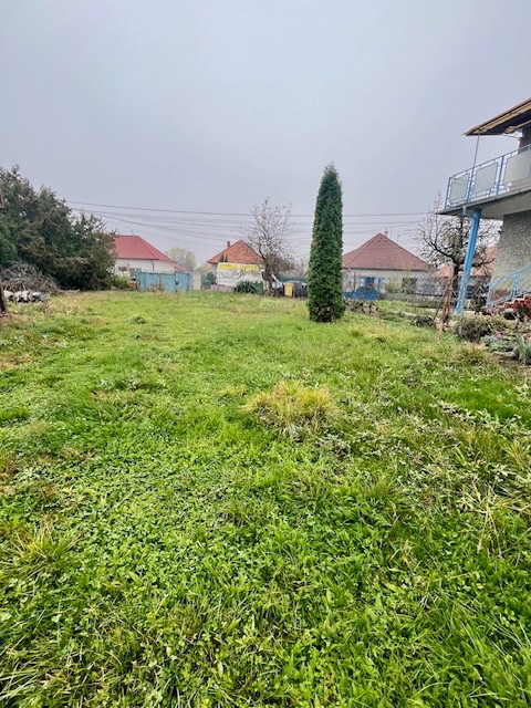 Stavebný pozemok Veľký Cetín, 535m2, voda,plyn, elek.,studňa