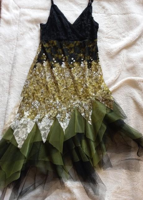 Šaty z vyšívaného tylu