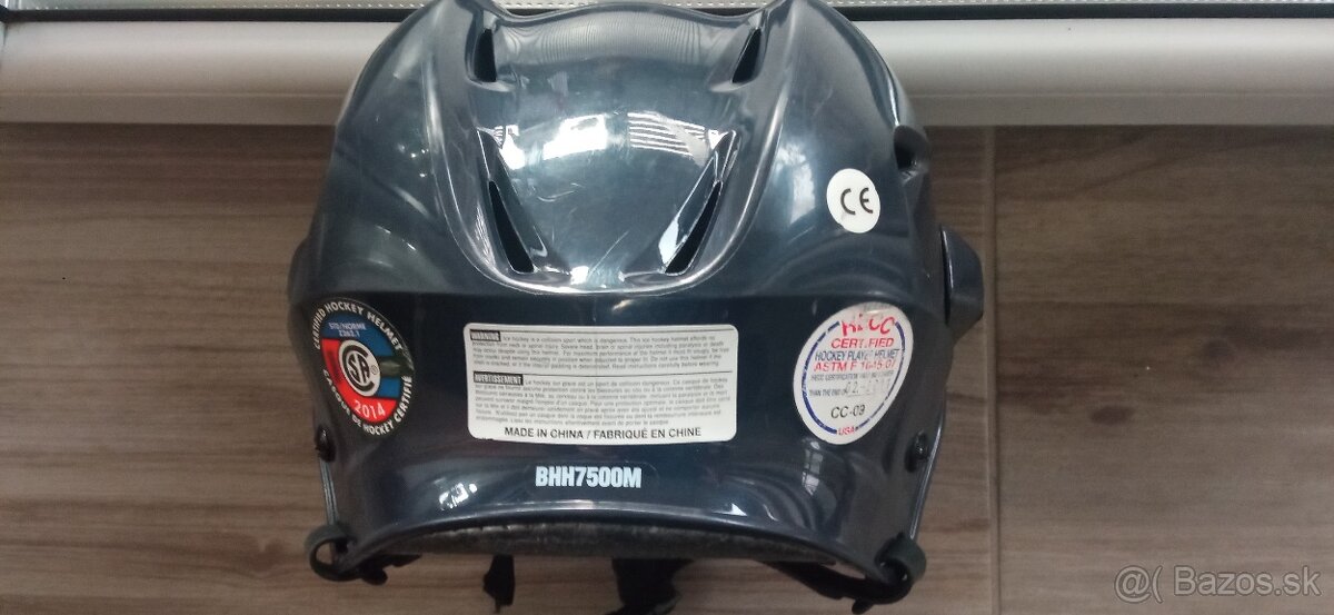 Hokejová prilba