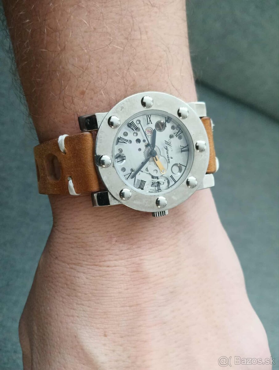 Mechanické naťahovacie hodinky, jedinečný dizajn