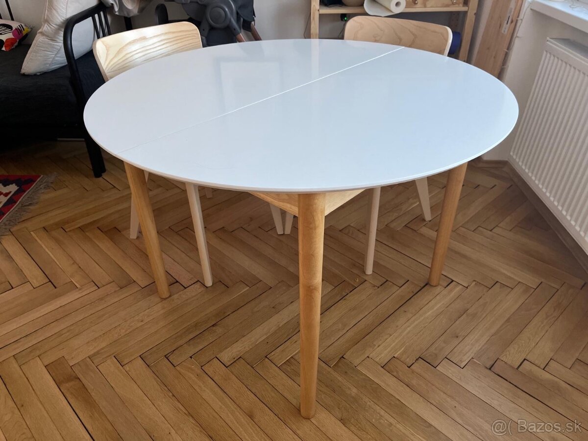 Kruhový jedálenský stôl