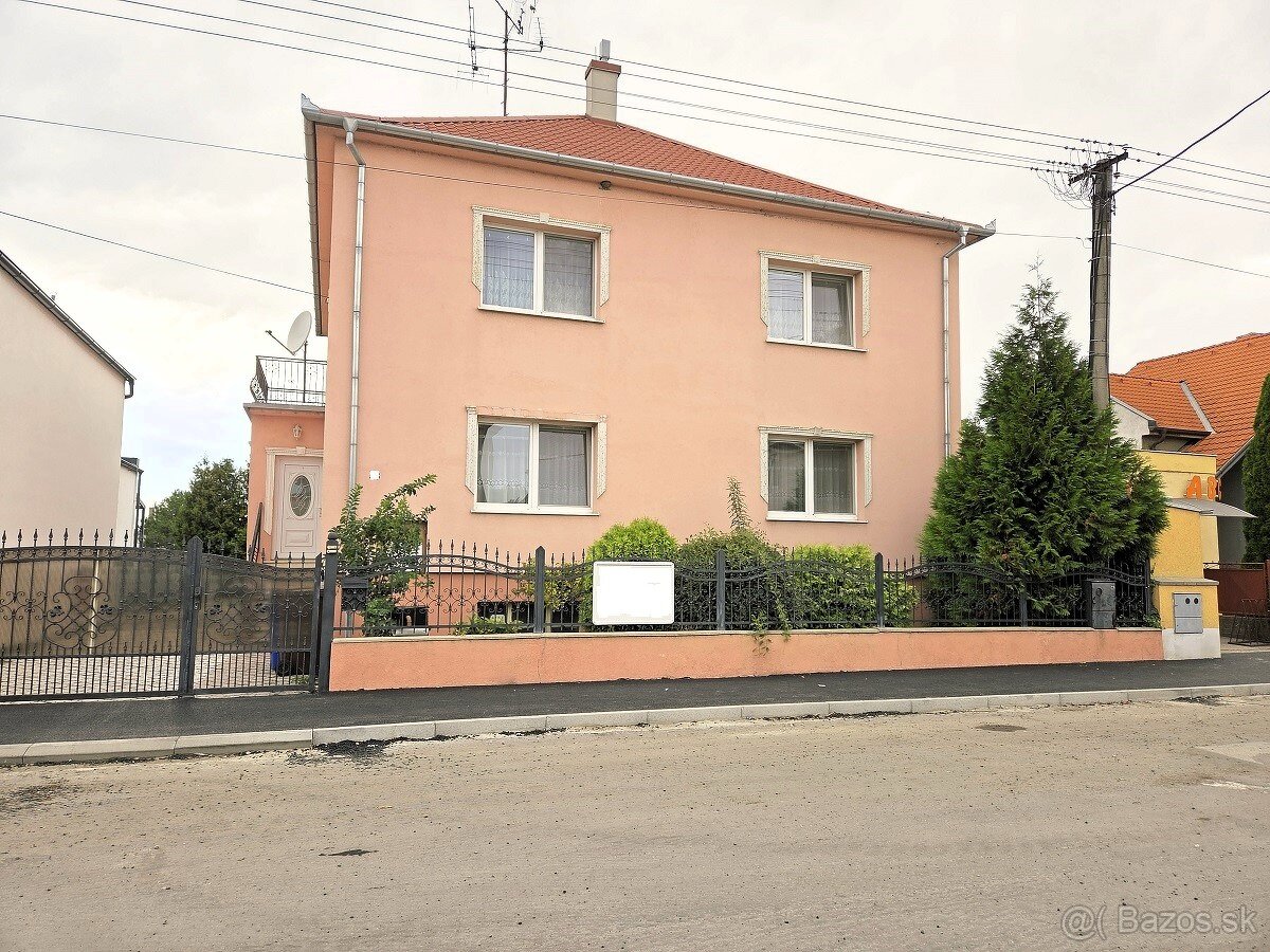 AJ NA INVESTIČNÉ ÚČELY Poschodový rodinný dom na predaj v D