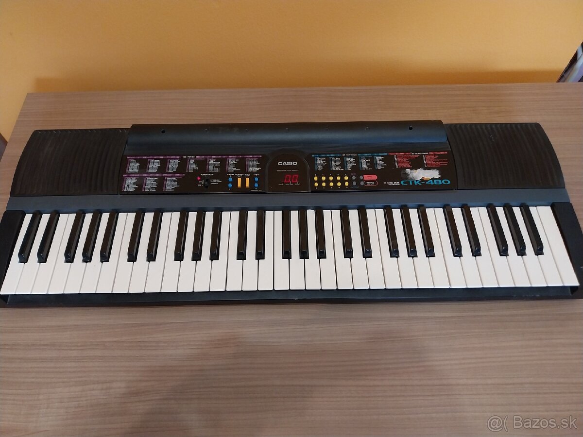 Funkcny elektricky klavir znacky CASIO..
