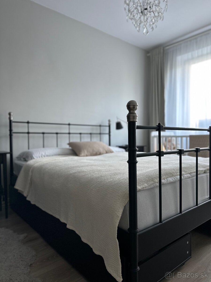 Kovová posteľ 160 cm s roštom, matracom a úložným priestorom