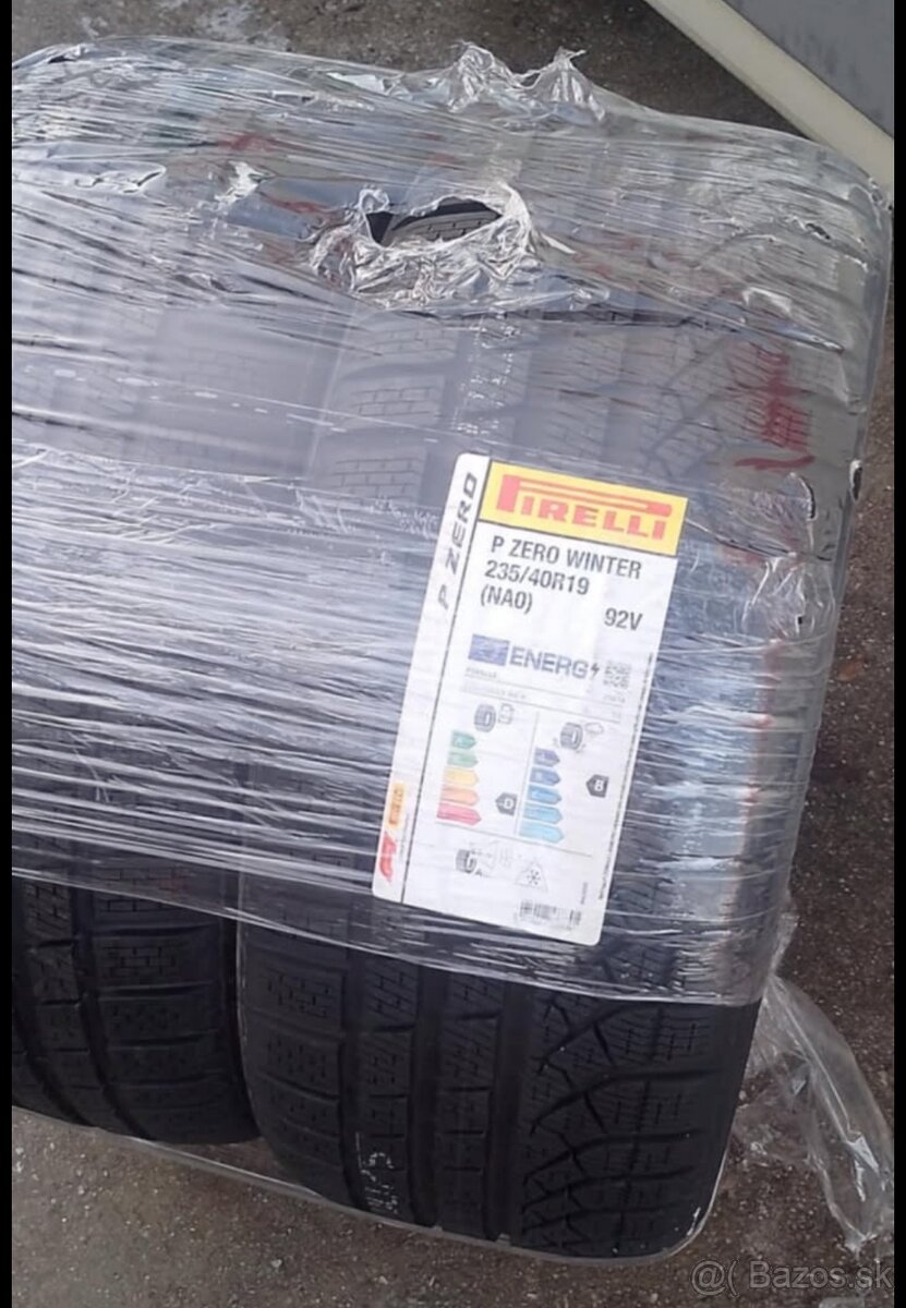 Predám zimné pneumatiky Pirelli 235/40R19 92V PZERO WINTER(N
