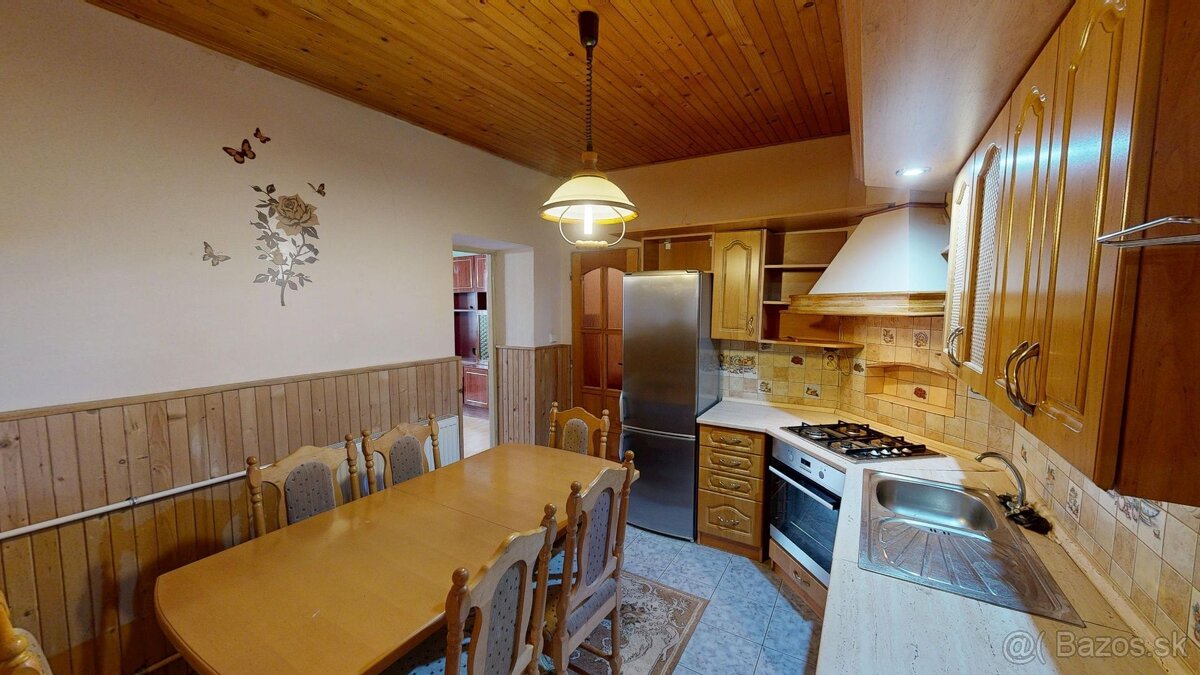 Na predaj priestranný 4-izbový rodinný dom so záhradou – výb