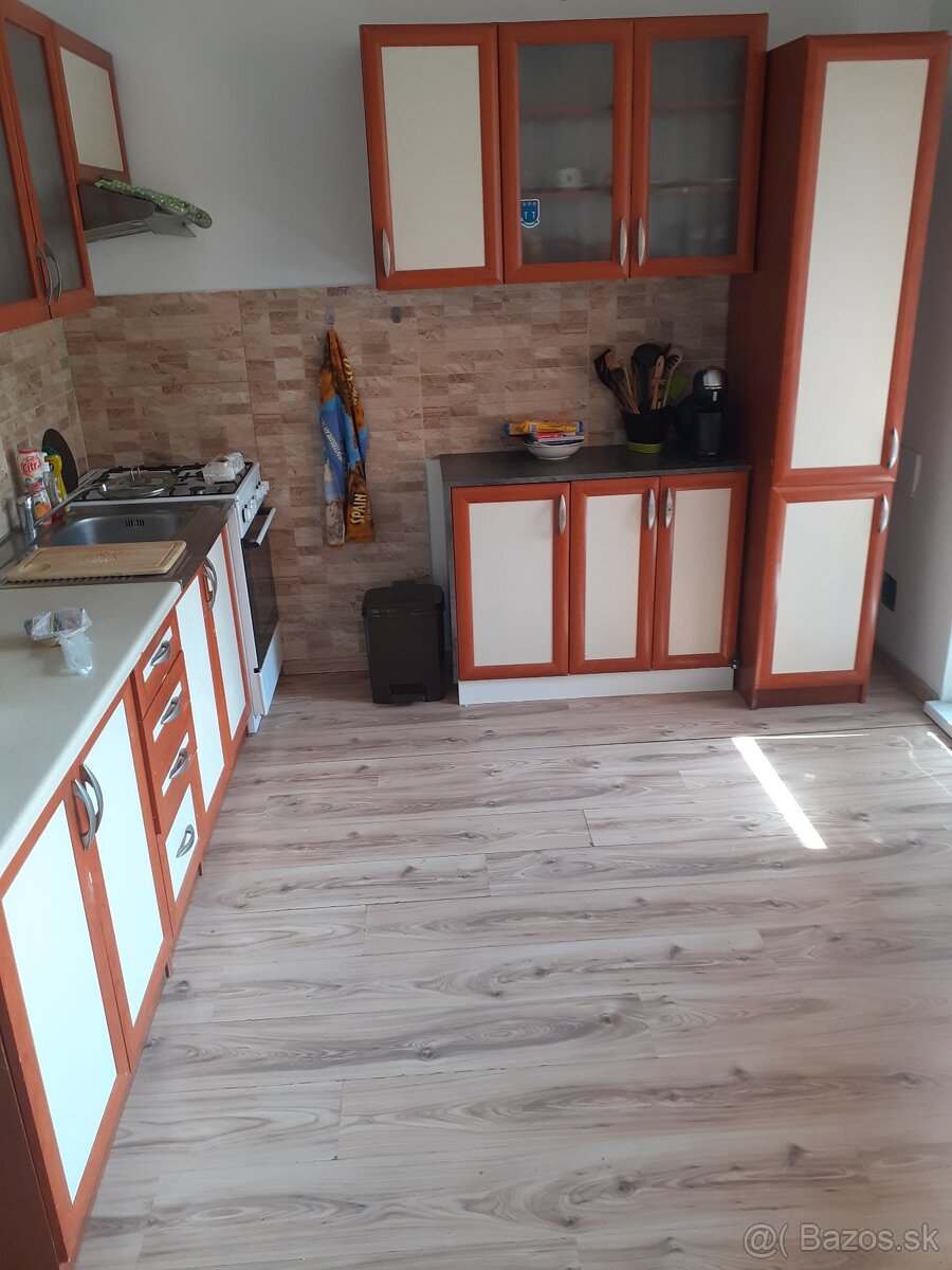 Dvojizbový byt s bakonom v SNV na dlhodobý prenájom.