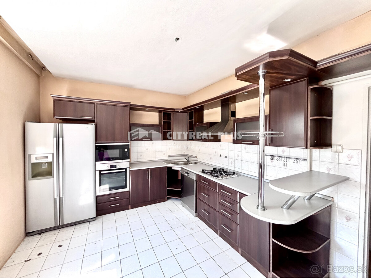 Ponúkame Vám na predaj 7 izbový rodinný dom v tichej a lukra