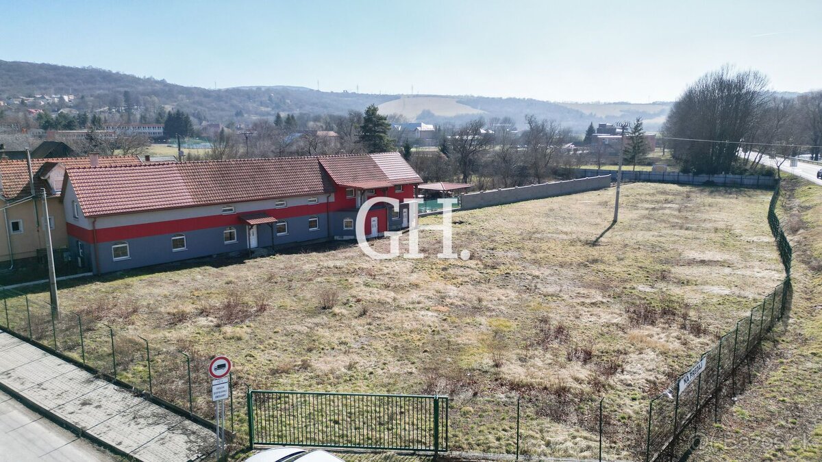 Na predaj rozľahlý rodinný dom s veľkým pozemkom pri hlavnom