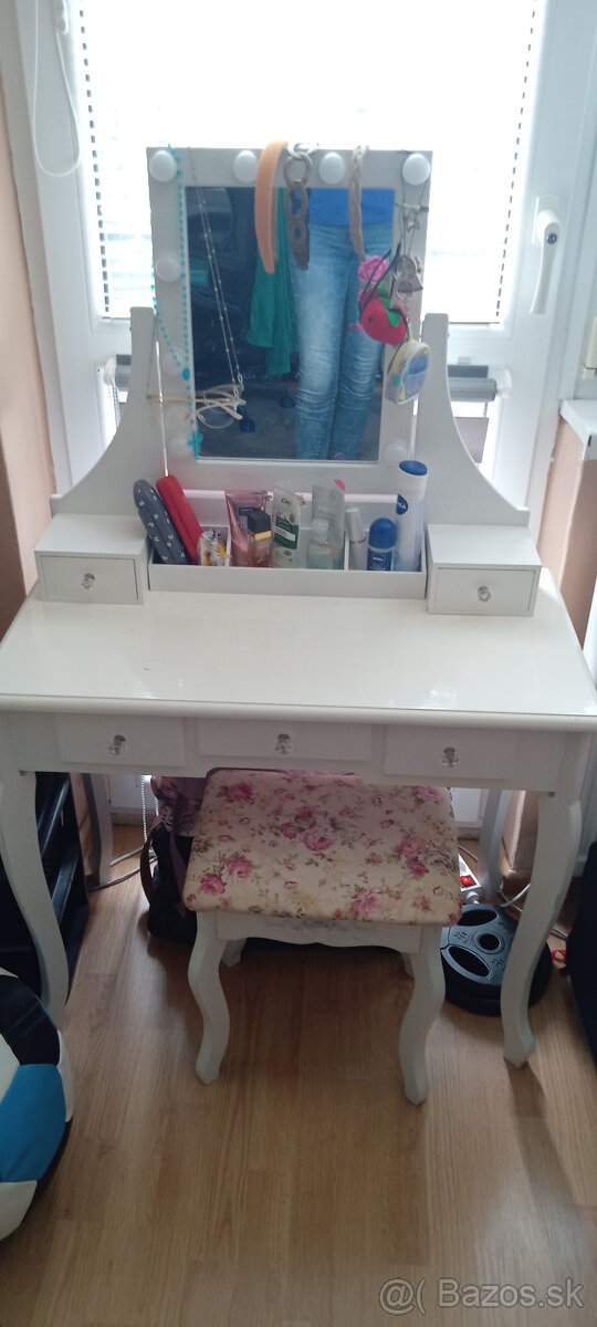 LED kozmetický stolík