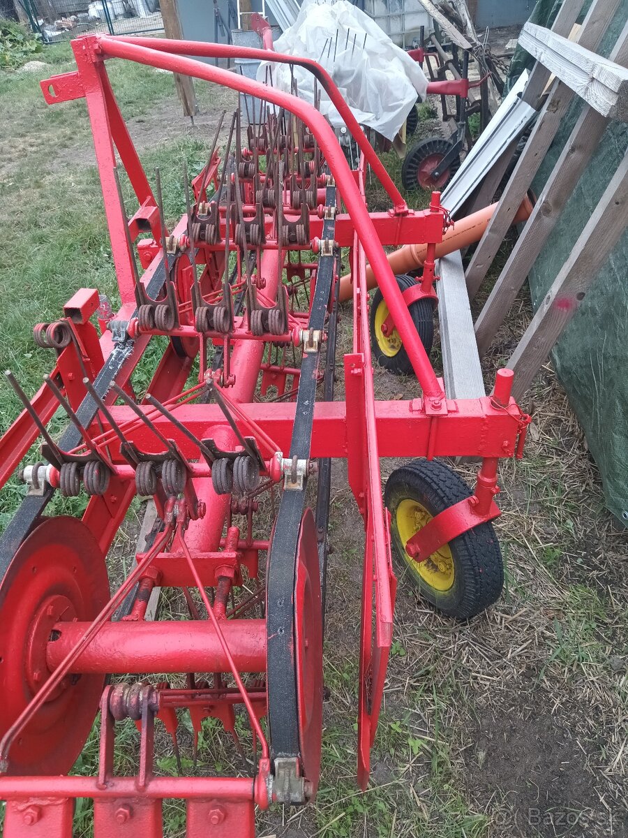 Obracač a zhrnovač sena