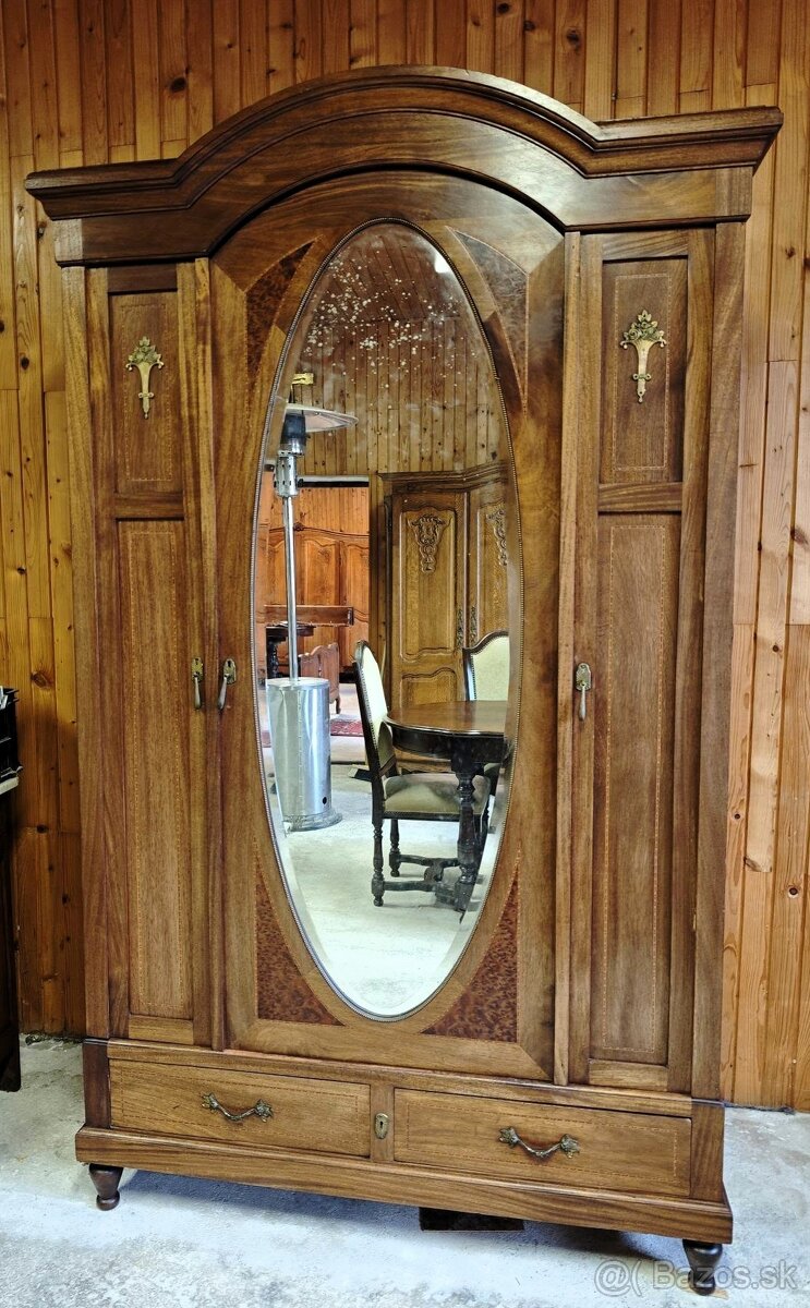 Starožitná skriňa