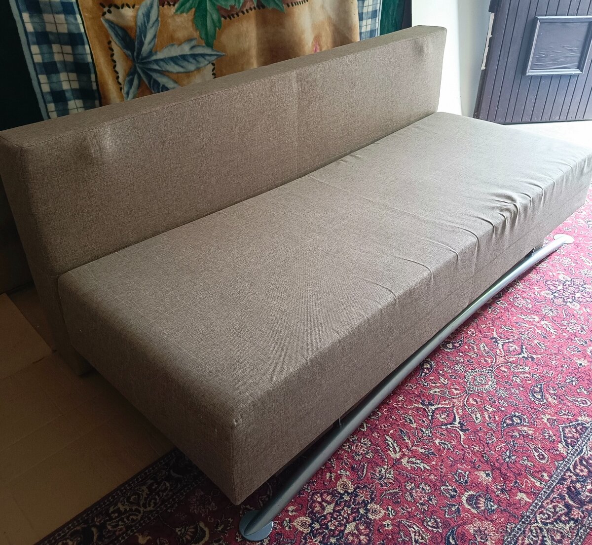 Rozkladací gauč s úložným priestorom