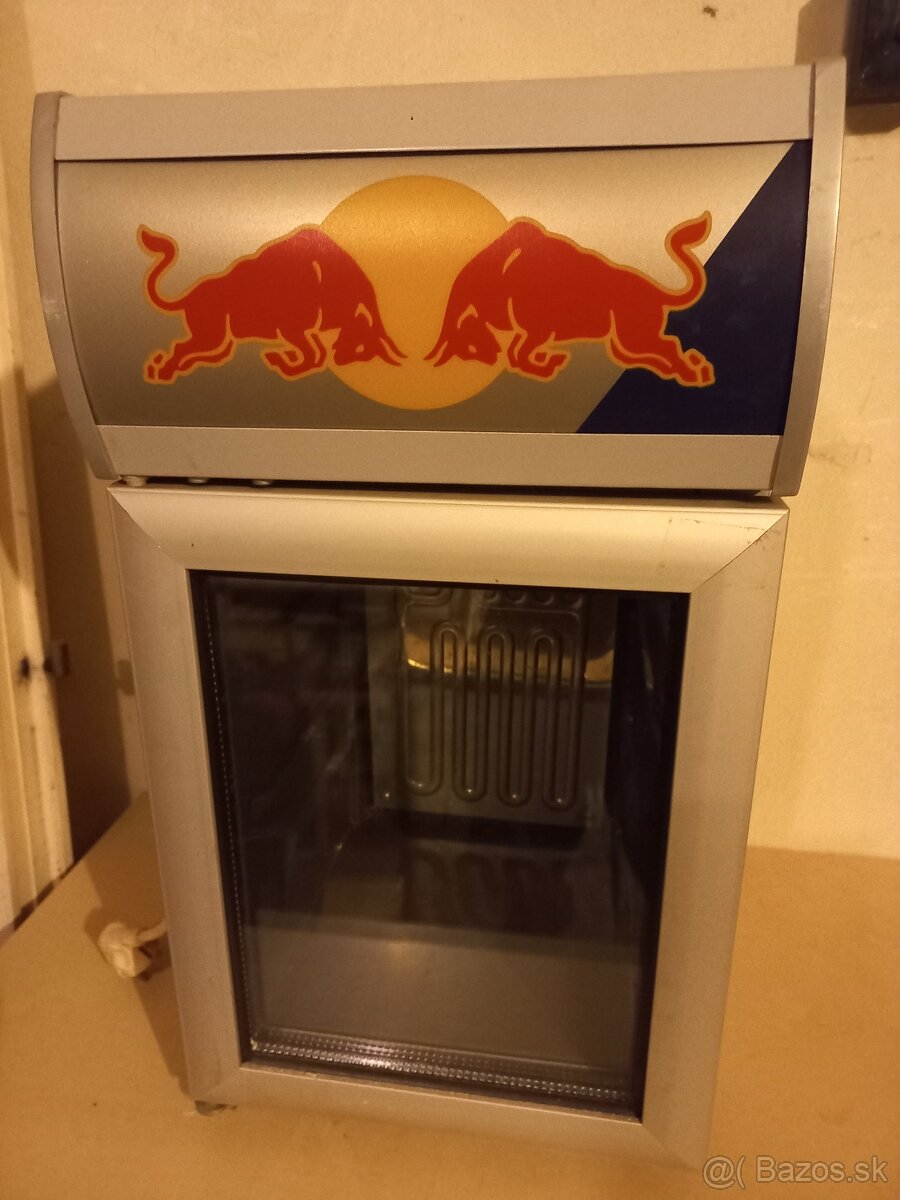 Predám chladničku RED BULL s príslušenstvom
