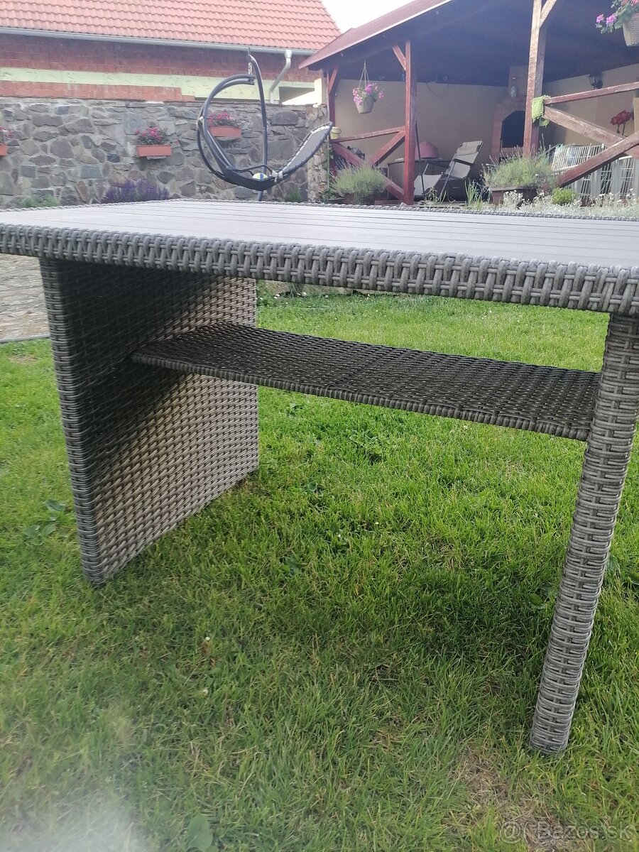 Predám používaný ratanovy stôl