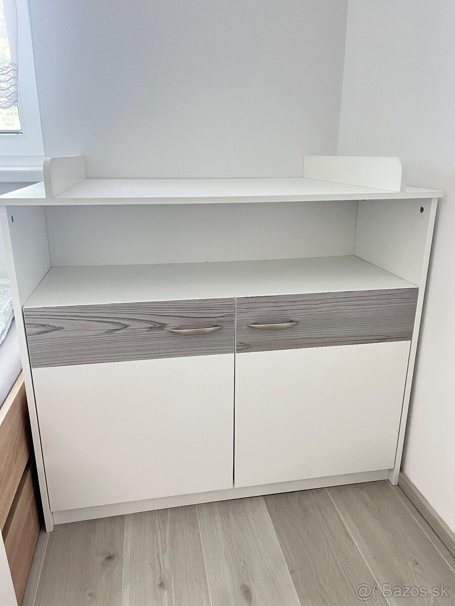 Komoda s prebalovacím pultom