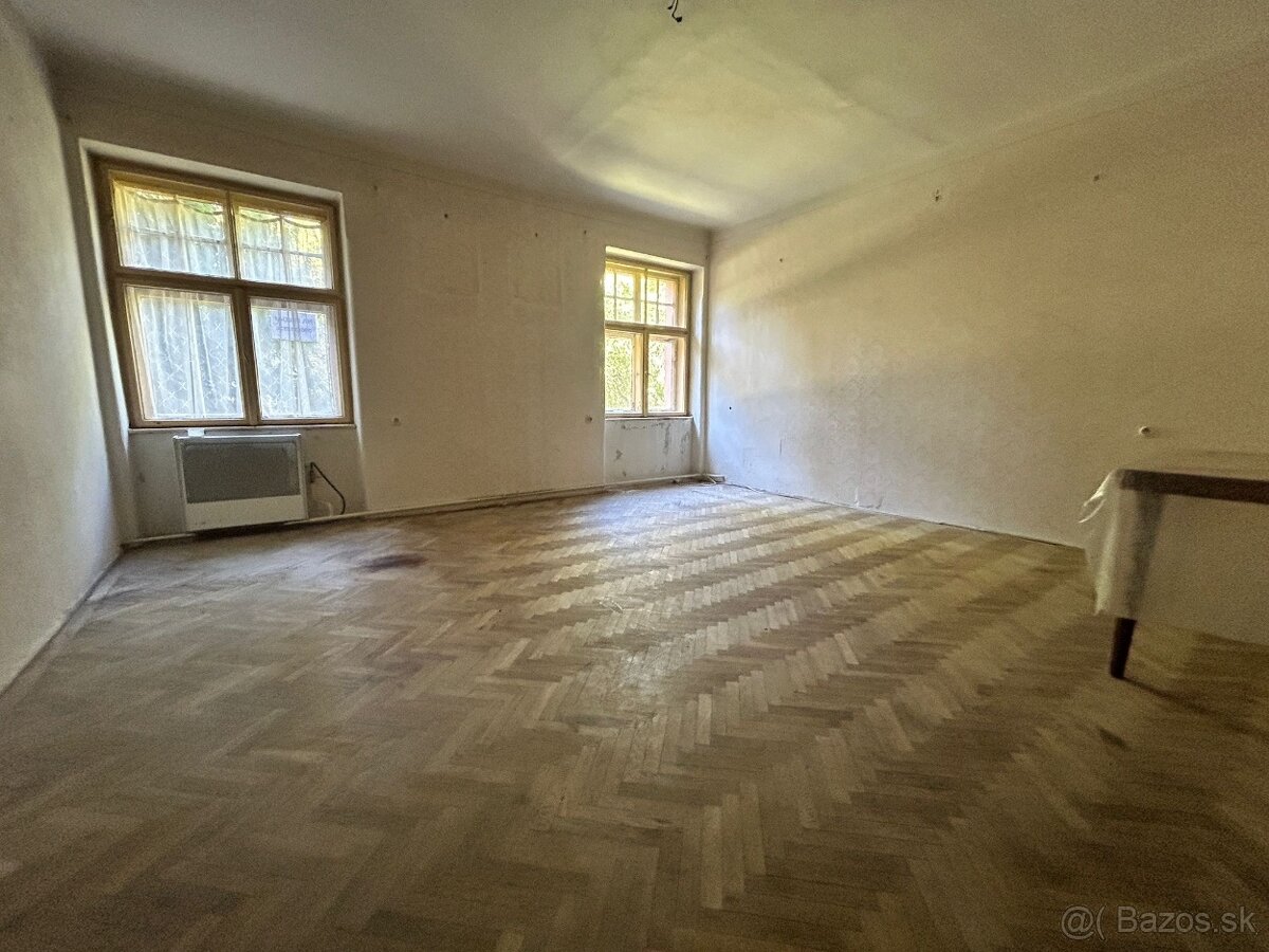 Ponúkam Vám na predaj 3 izbový byt v tehlovej bytovke .