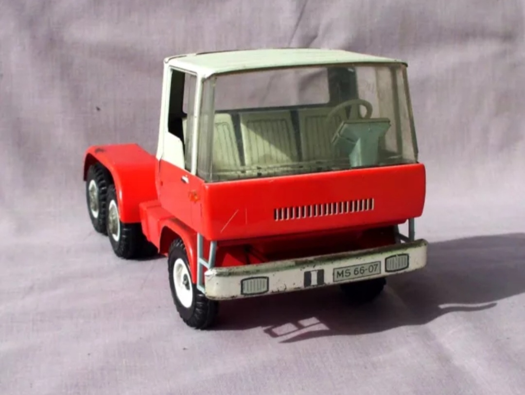 Plechový Červený ťahač MSB výrobca DDR