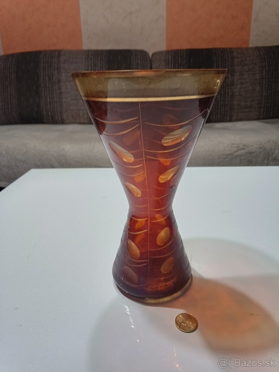 Váza z brúseného skla